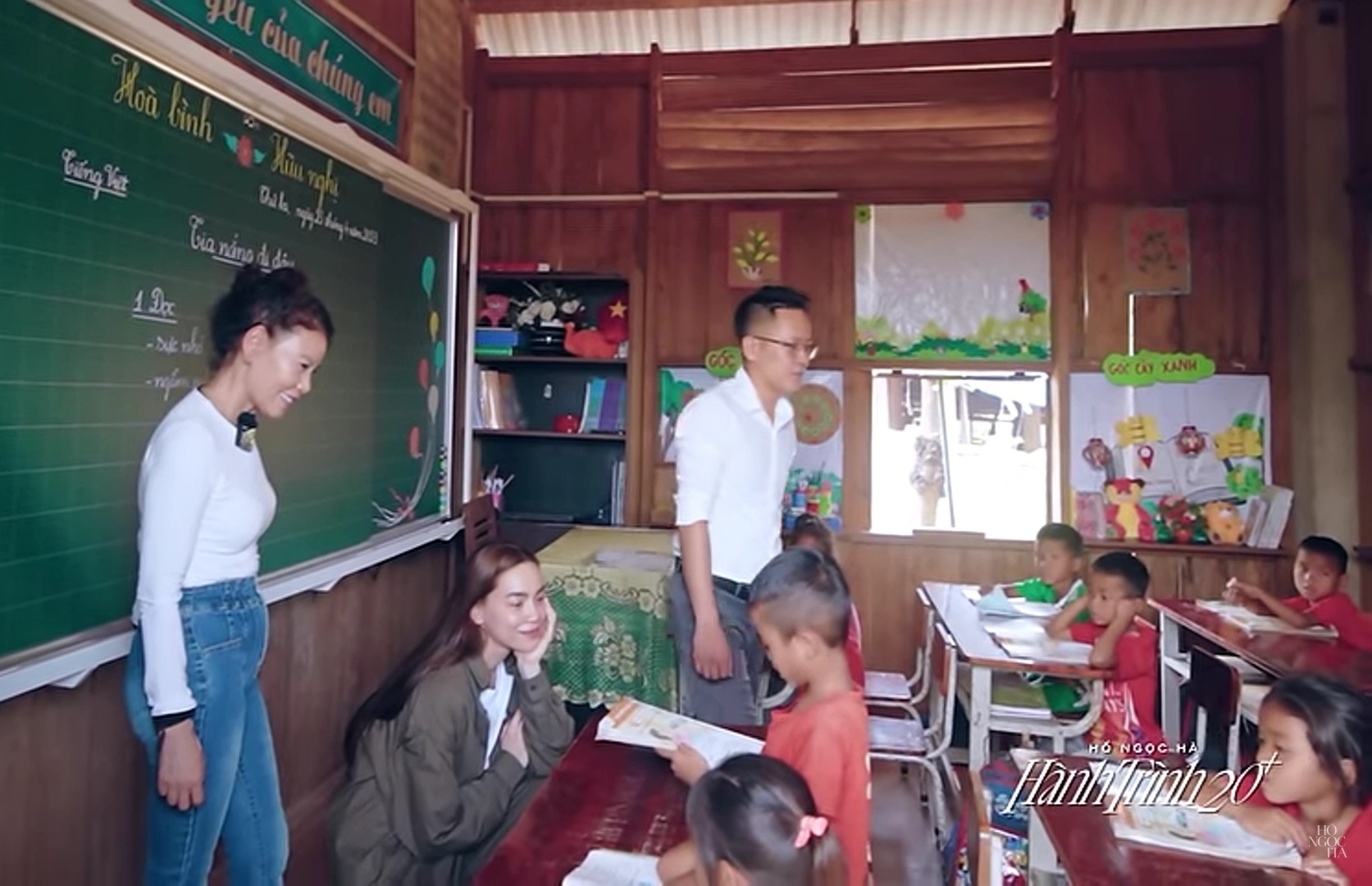 Hà Hồ đi từ thiện vùng cao, mang toàn ‘gà rán với xúc xích’ cho các cháu nhỏ ăn, CĐM réo tên: Các bạn ấy thiếu cơm ăn áo m.ặc chị lại mang đồ ăn nhanh