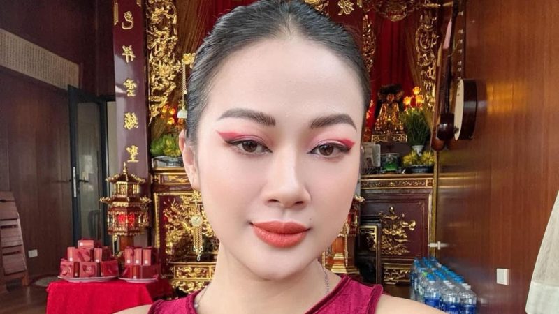 Chân dung cô đồng Quỳnh Phương ‘nhìn thấu đời người qua bát nước’: Cô toàn xem b.ói trên TikTok, rót bát nước là cô phán cả củ tỉ củ tỏi nhà người ta