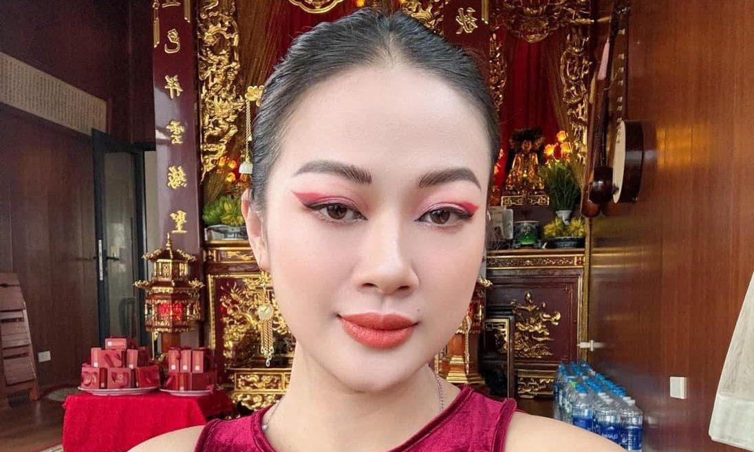 Chân dung cô đồng Quỳnh Phương ‘nhìn thấu đời người qua bát nước’: Cô toàn xem b.ói trên TikTok, rót bát nước là cô phán cả củ tỉ củ tỏi nhà người ta